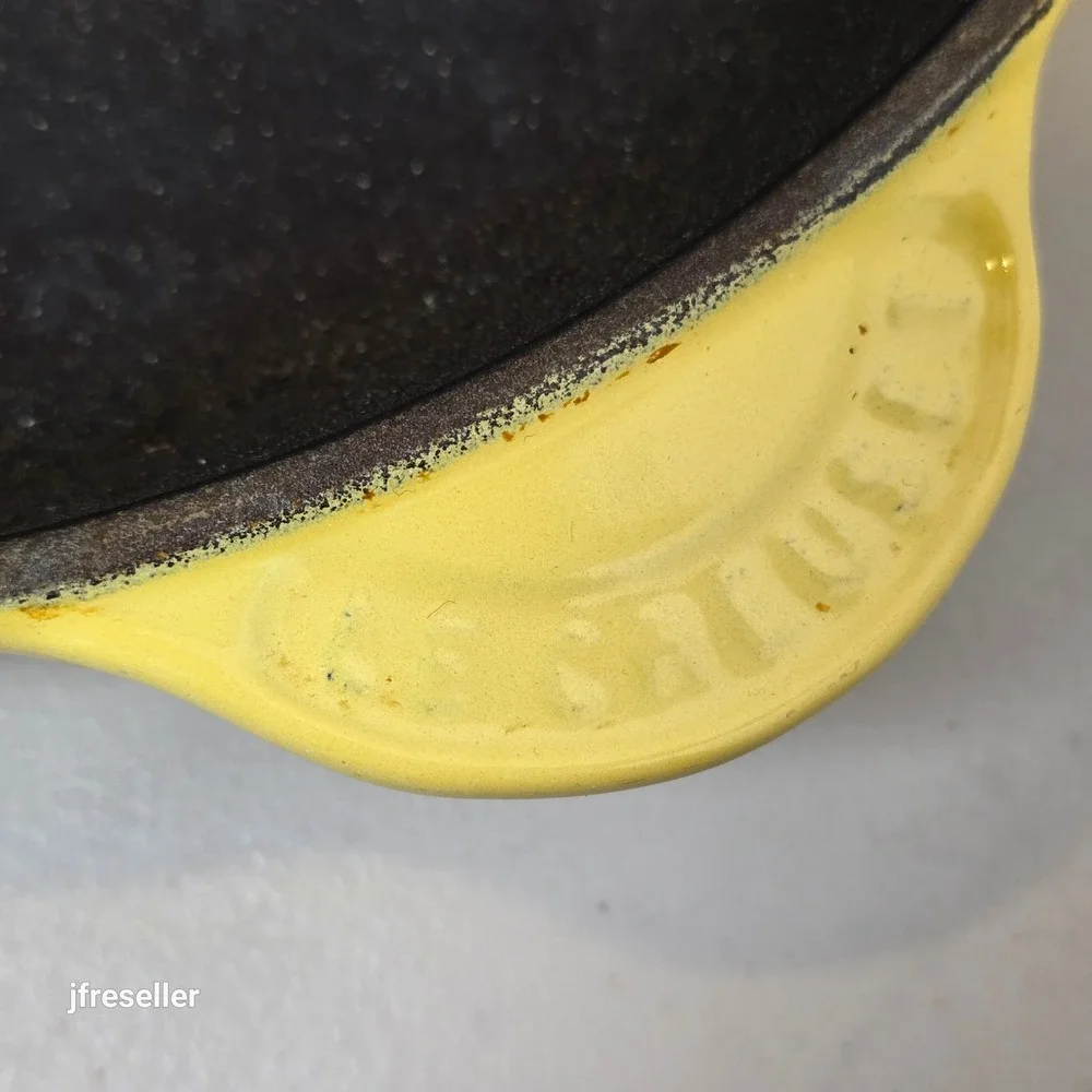 Le Creuset Yellow Enameled Cast Iron Skillet 10.5 Inch Frying Pan Pour Spouts